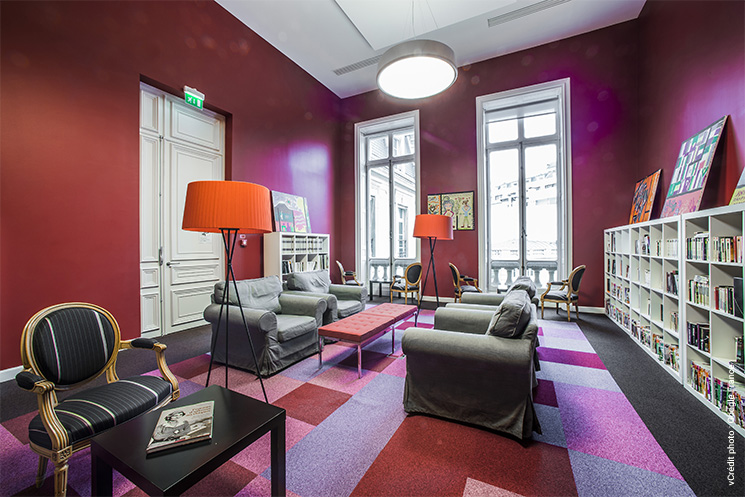 Espace détente avec fauteuils, canapés et bibliothèque dans les bureaux de Google à Paris pour une meilleure eXpérience Employé